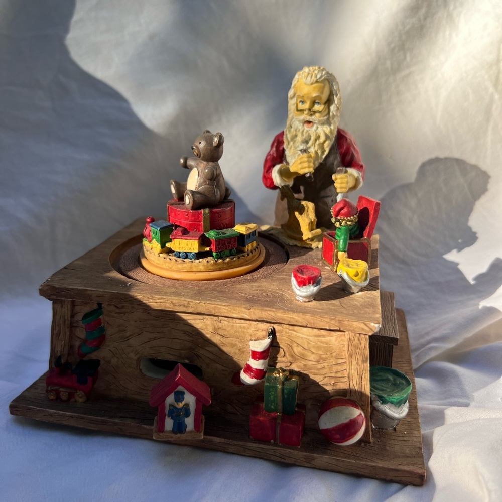 Santas Workshop in excellent condition plays wewishuamerry Christmas